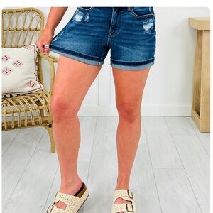 Judy Blue Sunshine Awaits Mid Rise Shorts NWOT